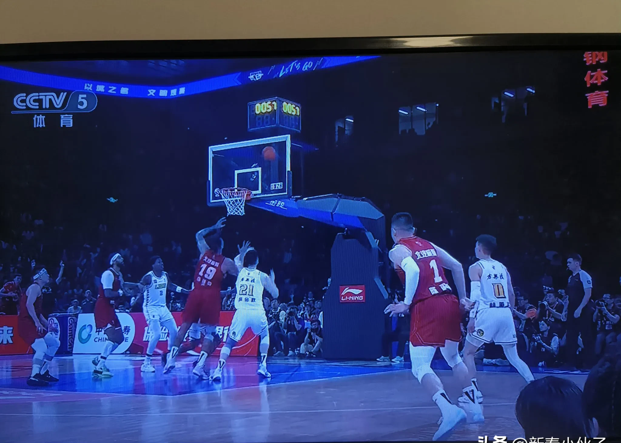 篮球对决引发球迷狂热，赛场上空前精彩的简单介绍