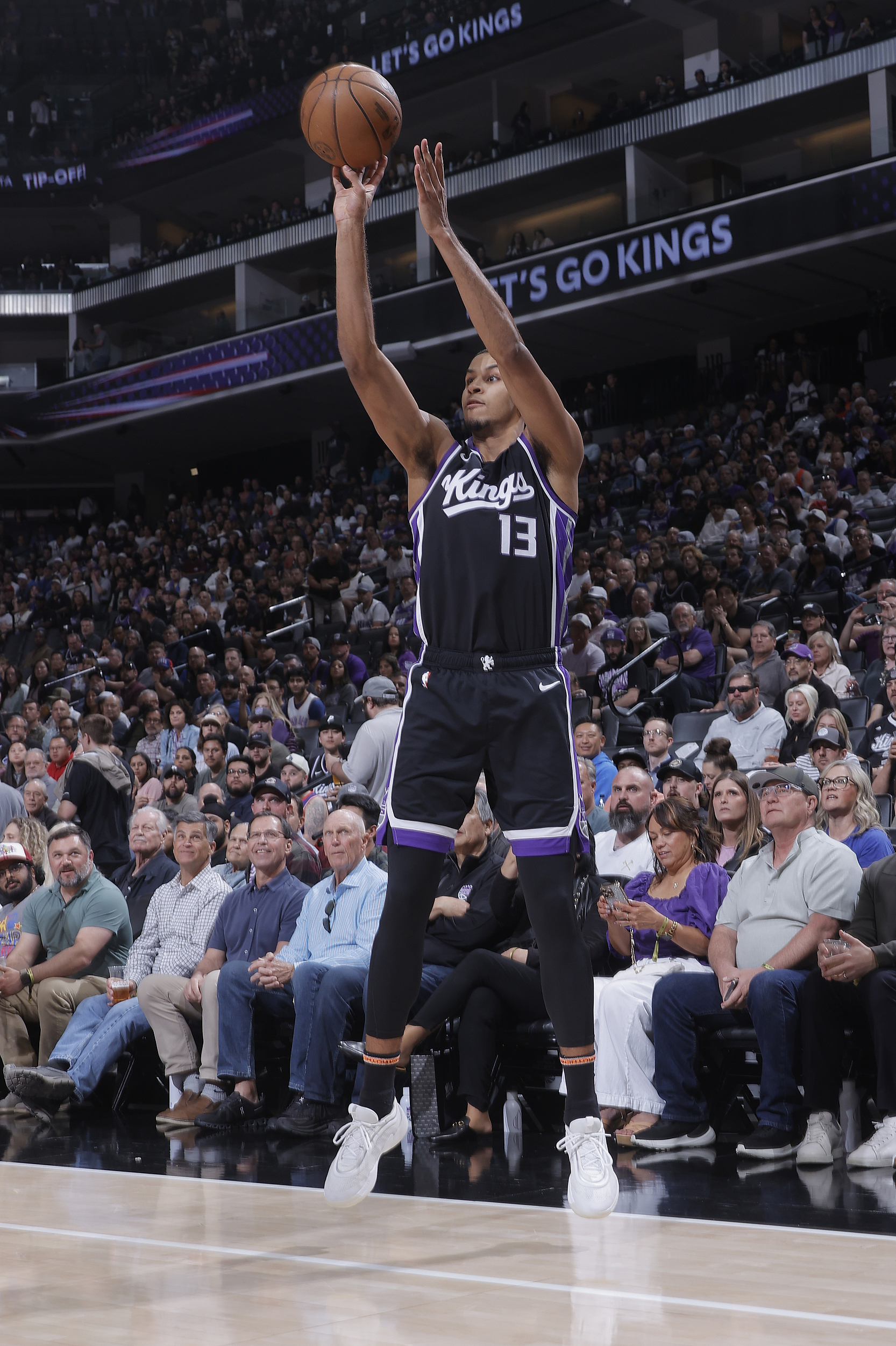 雷霆主场擒国王领先西部