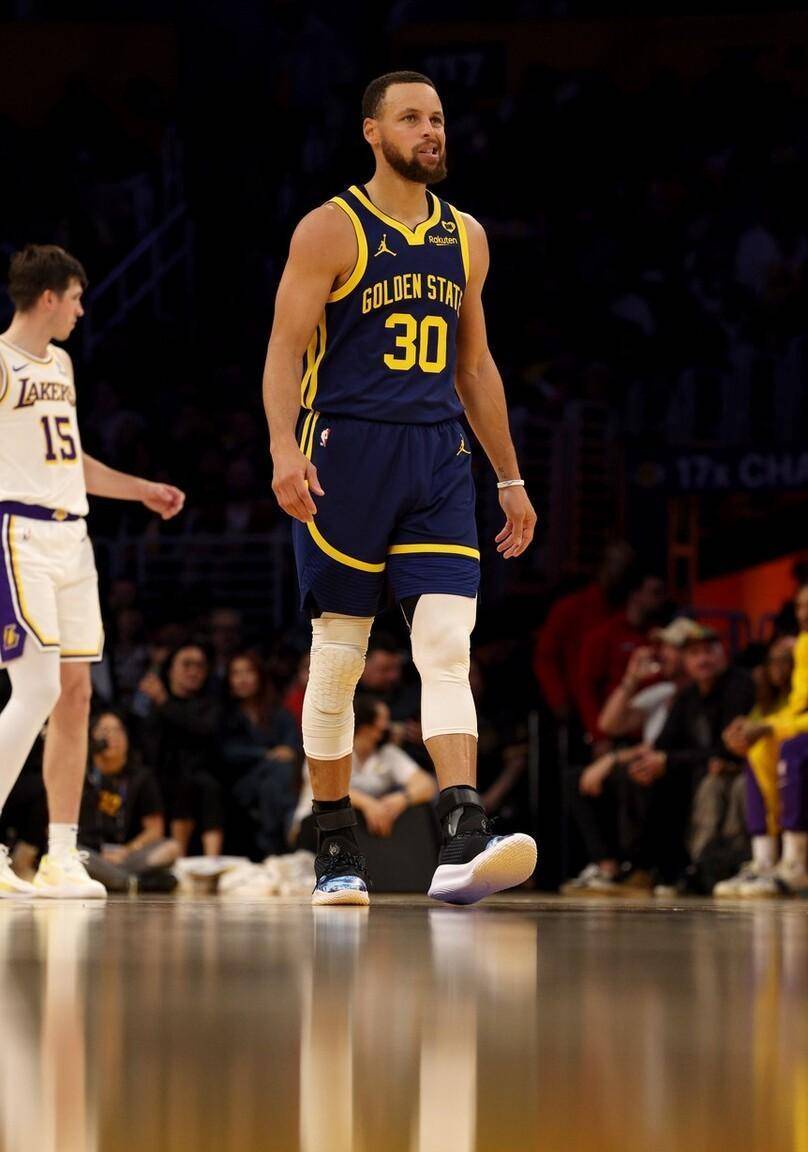 勇士胜魔术，库里罚球线上被装入篮筐