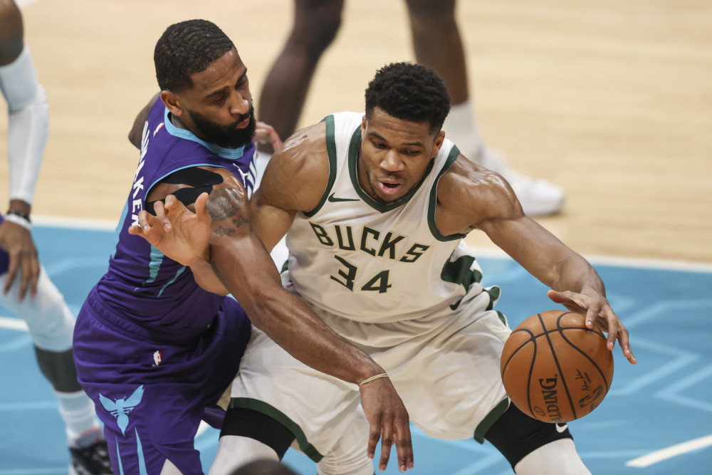 雄鹿击败黄蜂，惨胜收官