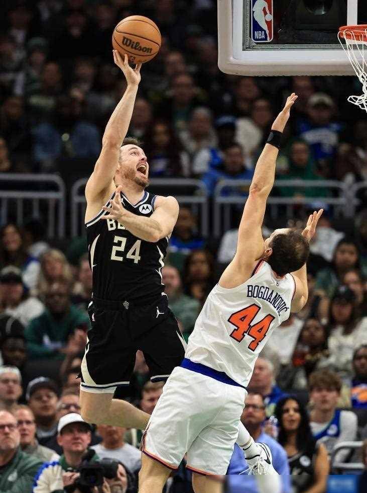 雄鹿战胜尼克斯，取得胜利